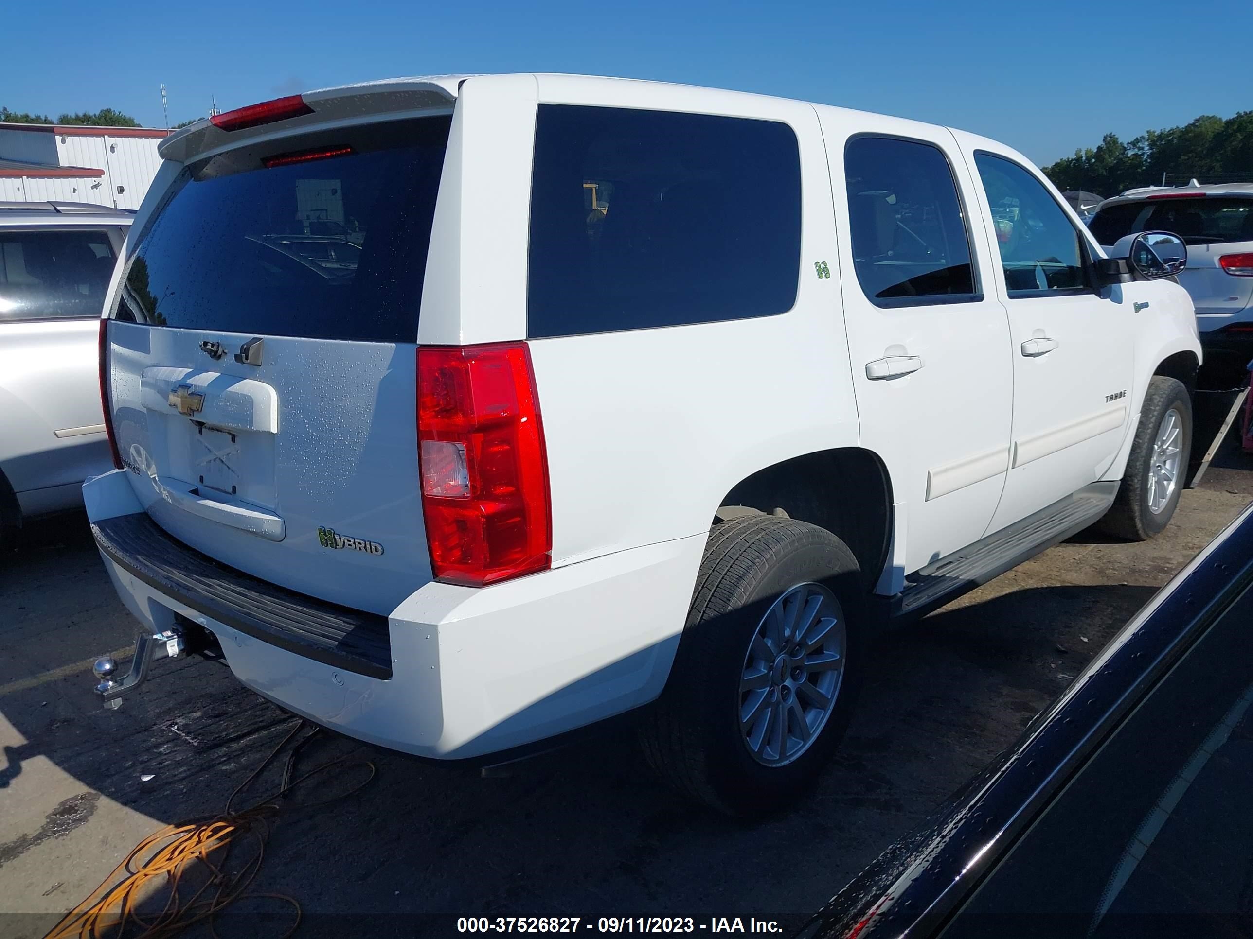 Photo 3 VIN: 1GNSKDFJ2BR159859 - CHEVROLET TAHOE 