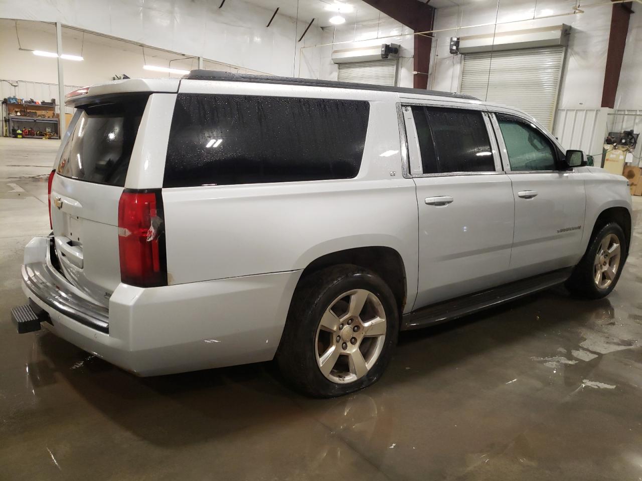 Photo 2 VIN: 1GNSKHKC0GR106745 - CHEVROLET SUBURBAN 