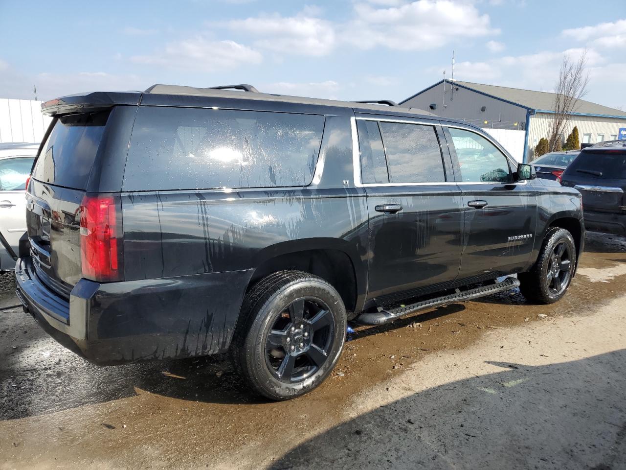 Photo 2 VIN: 1GNSKHKC0HR210511 - CHEVROLET SUBURBAN 