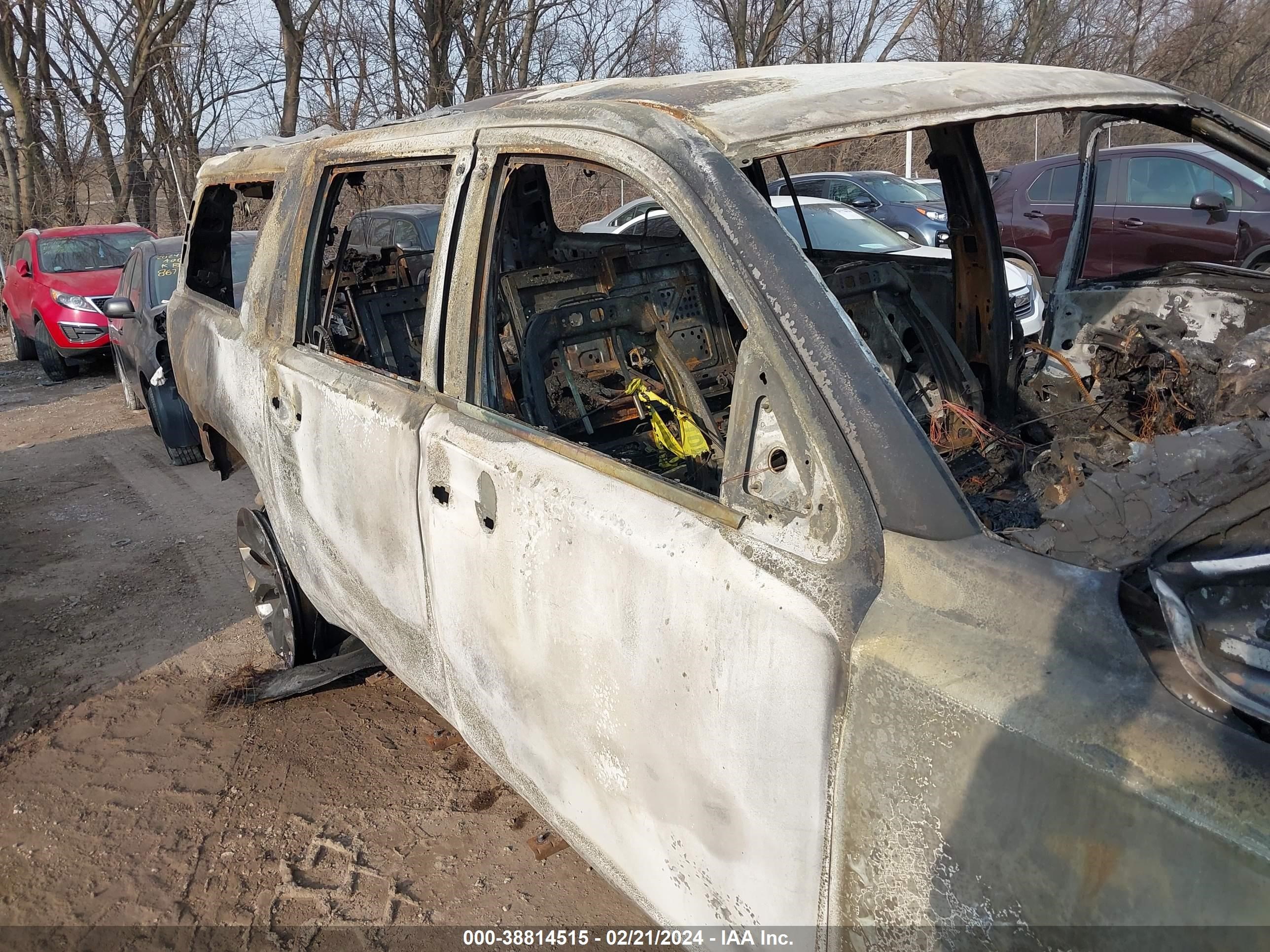 Photo 12 VIN: 1GNSKHKC1JR331585 - CHEVROLET SUBURBAN 