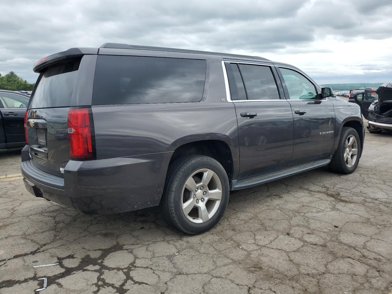 Photo 2 VIN: 1GNSKHKC2HR126268 - CHEVROLET SUBURBAN 