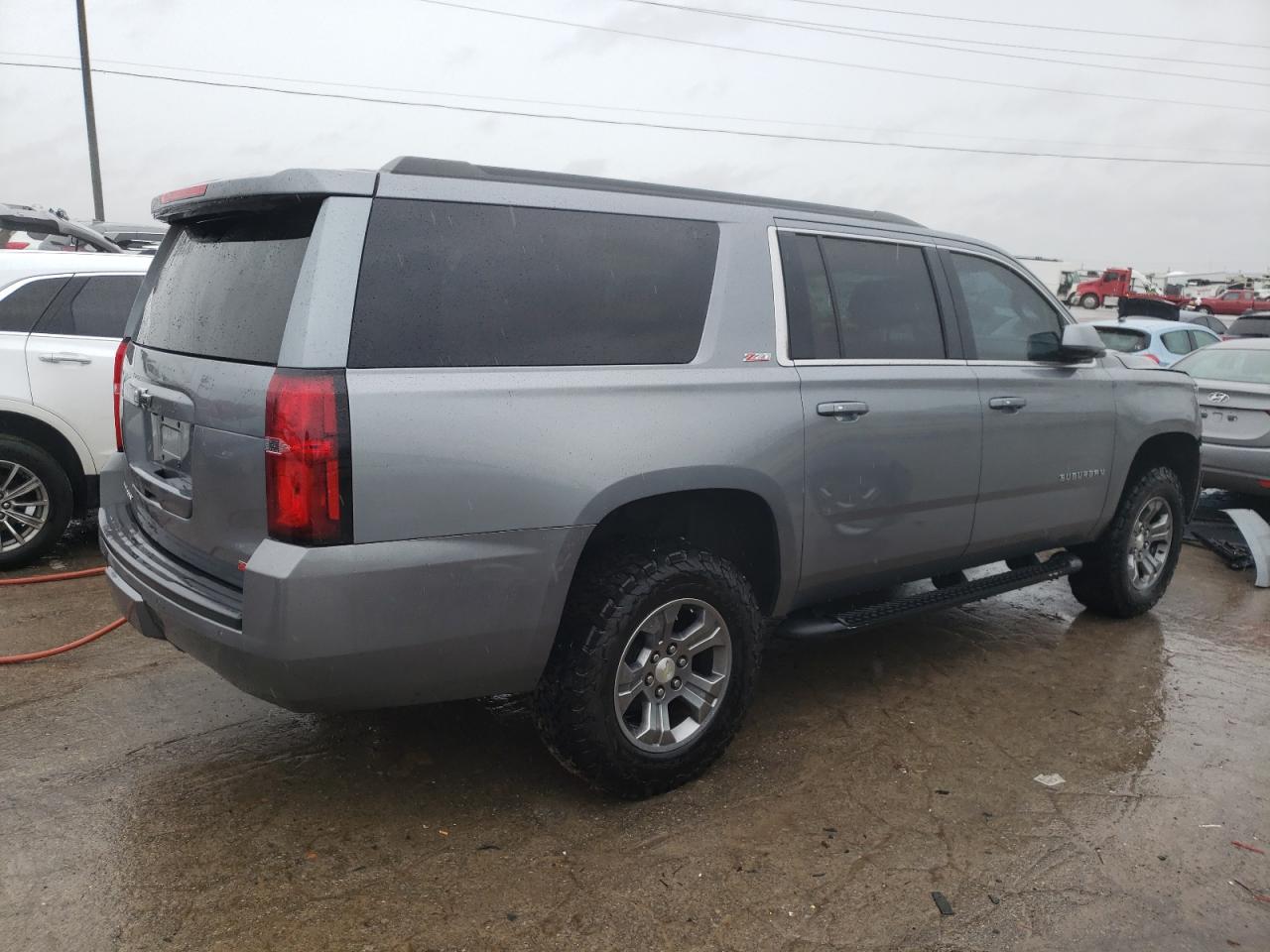 Photo 2 VIN: 1GNSKHKC9JR297489 - CHEVROLET SUBURBAN 