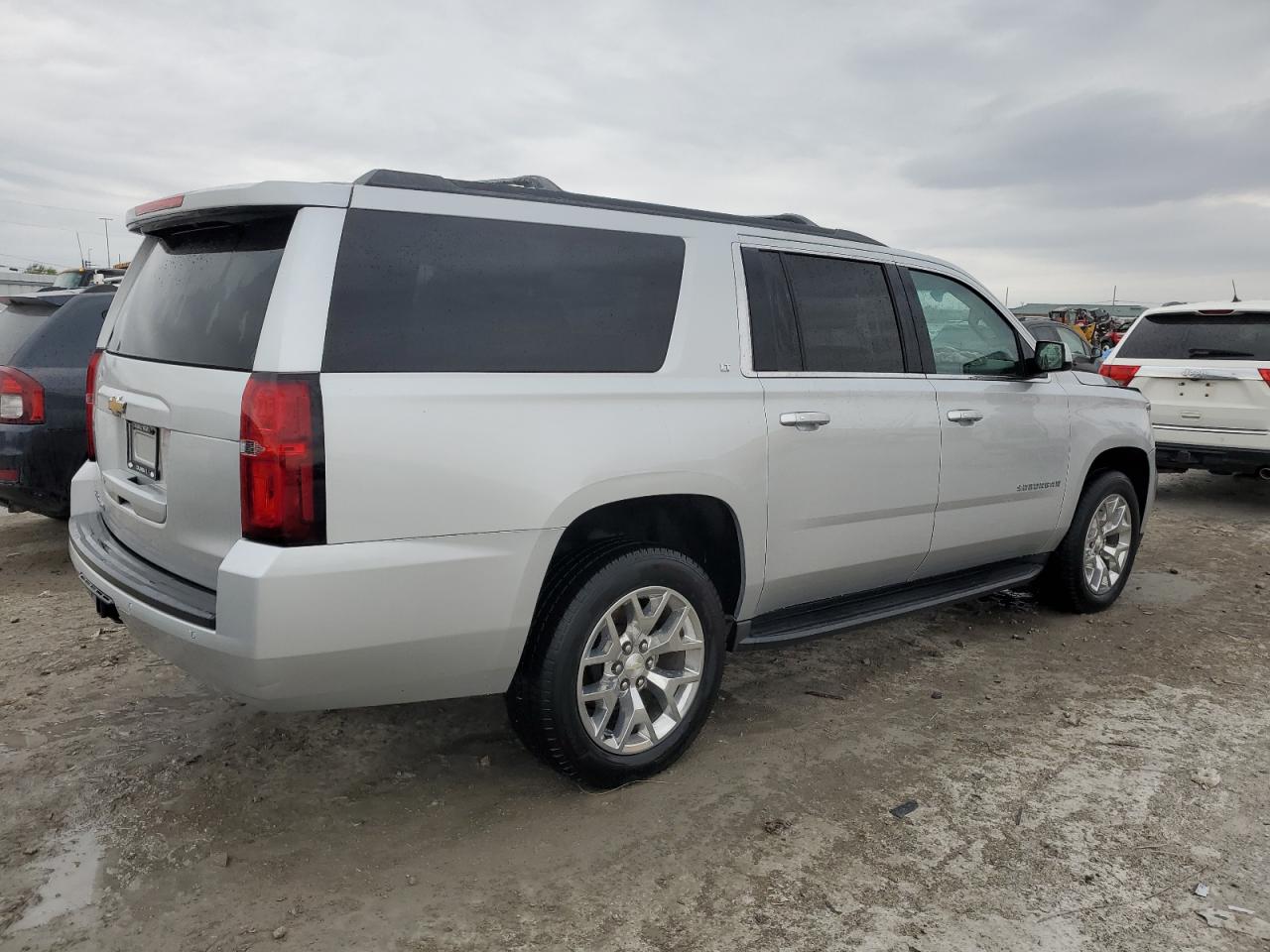 Photo 2 VIN: 1GNSKHKC9JR334203 - CHEVROLET SUBURBAN 