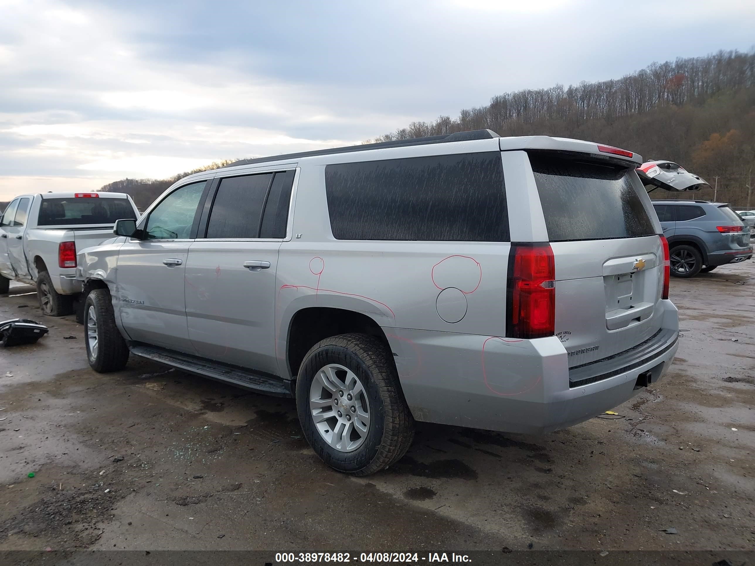 Photo 2 VIN: 1GNSKHKCXJR241772 - CHEVROLET SUBURBAN 