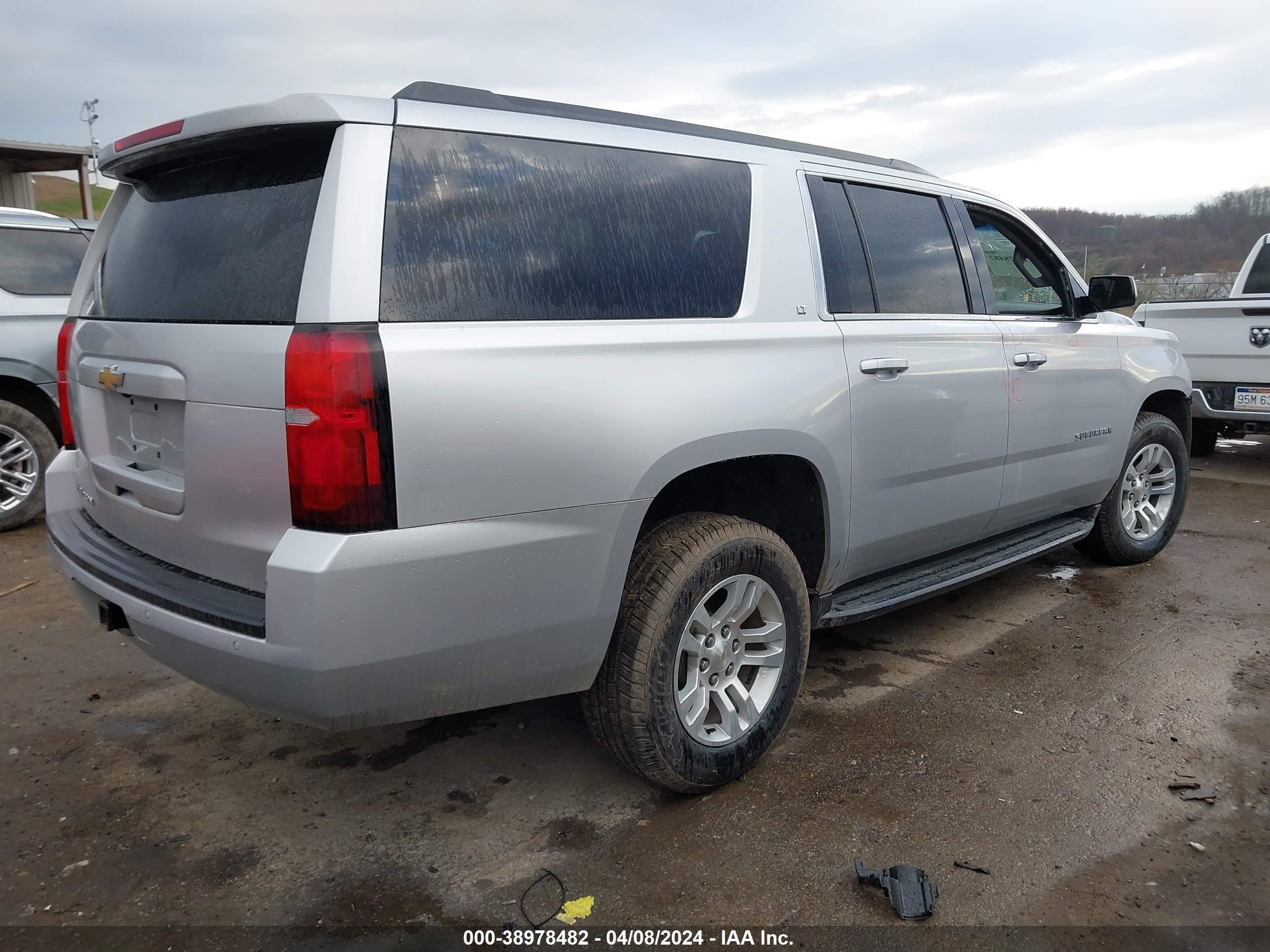 Photo 3 VIN: 1GNSKHKCXJR241772 - CHEVROLET SUBURBAN 