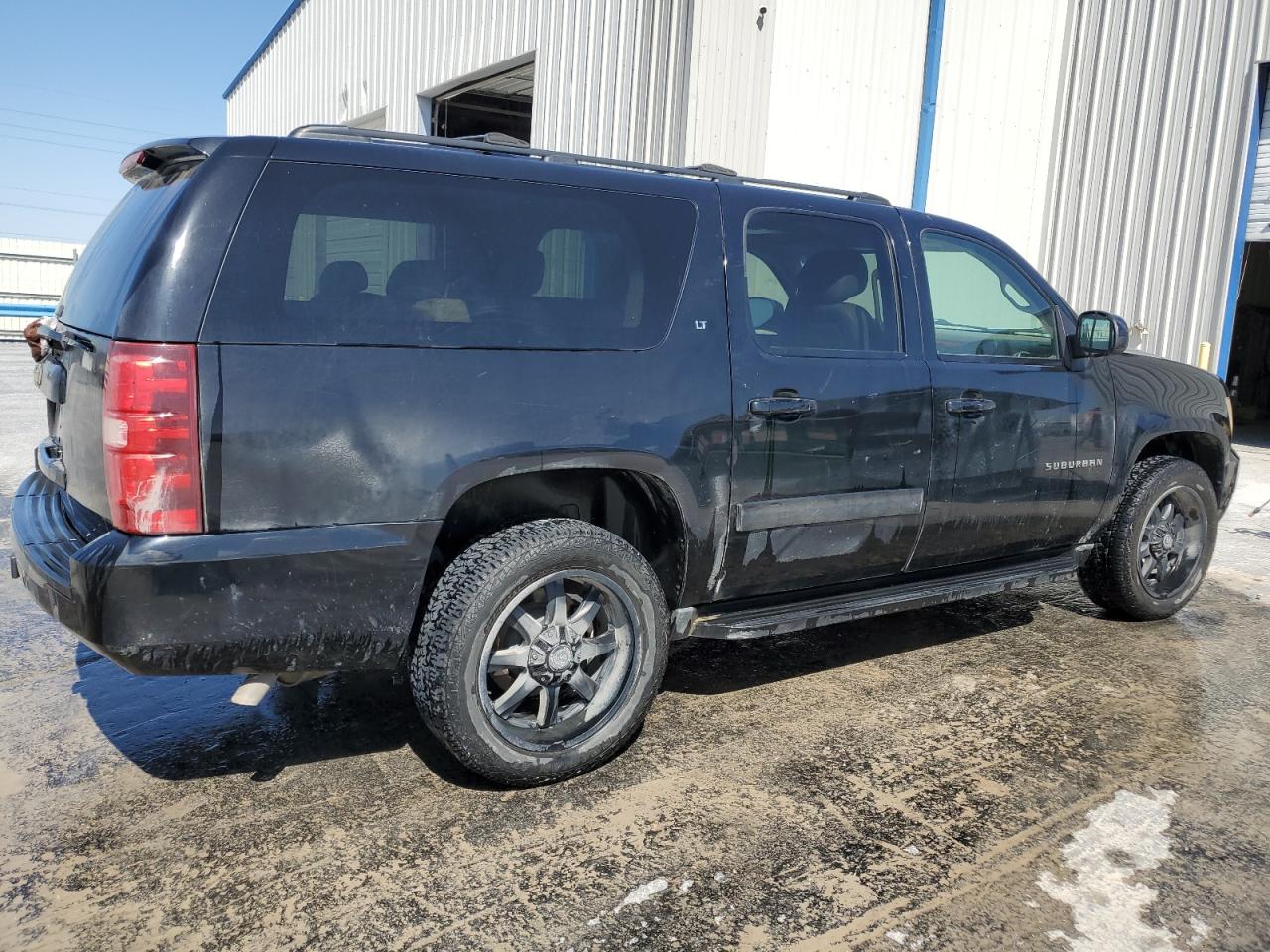 Photo 2 VIN: 1GNSKJE31BR210205 - CHEVROLET SUBURBAN 