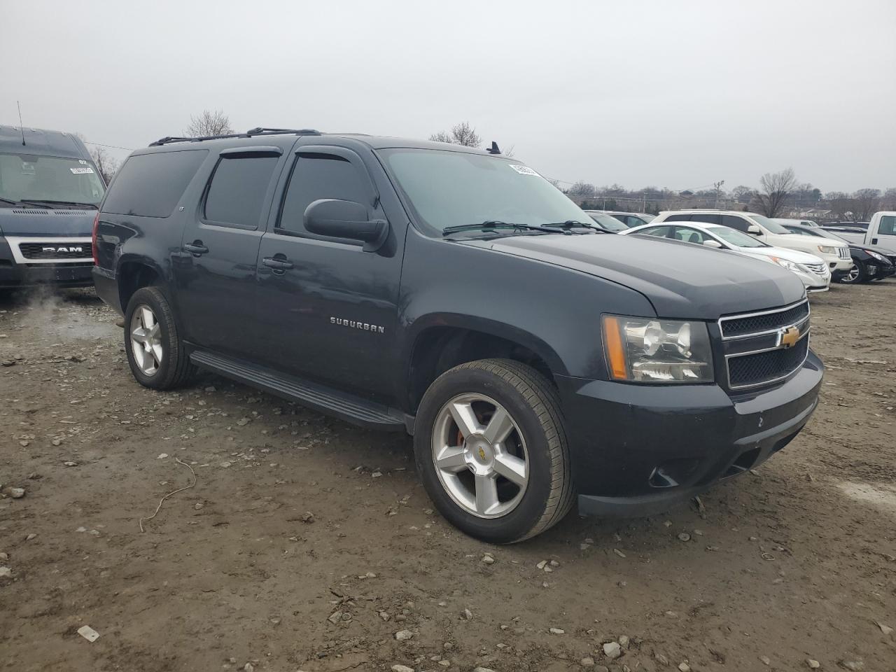 Photo 3 VIN: 1GNSKJE33BR157524 - CHEVROLET SUBURBAN 