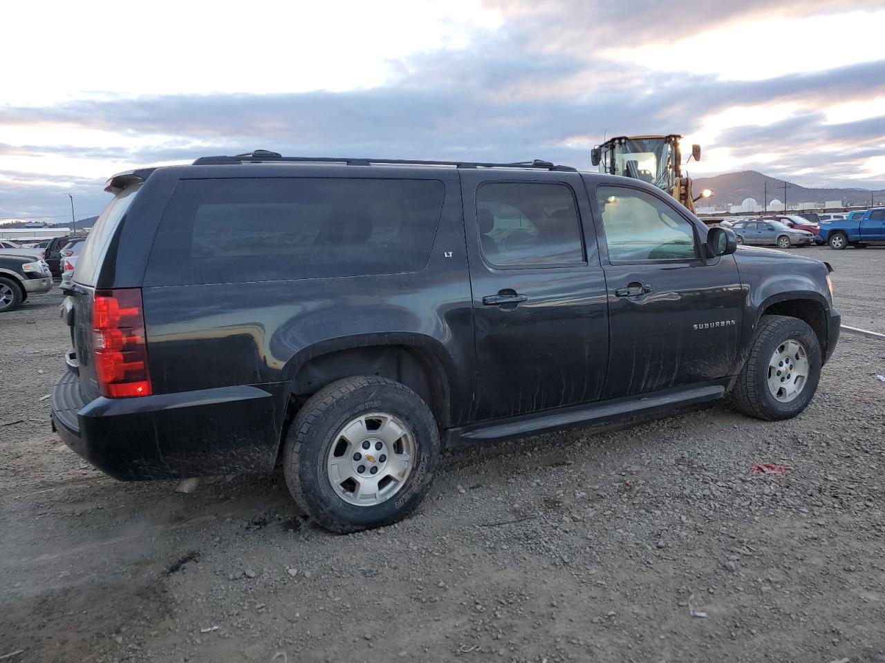 Photo 2 VIN: 1GNSKJE33BR335772 - CHEVROLET SUBURBAN 