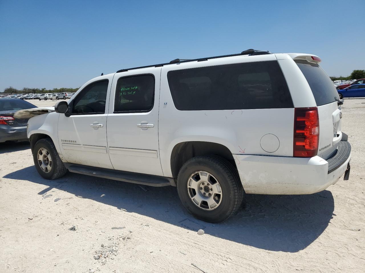 Photo 1 VIN: 1GNSKJE33BR341345 - CHEVROLET SUBURBAN 