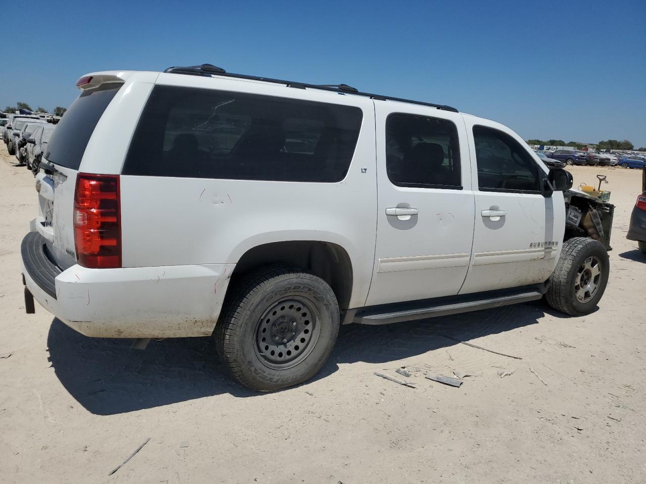 Photo 2 VIN: 1GNSKJE33BR341345 - CHEVROLET SUBURBAN 