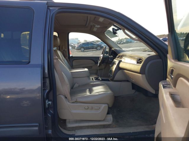 Photo 4 VIN: 1GNSKJE34BR146242 - CHEVROLET SUBURBAN 1500 