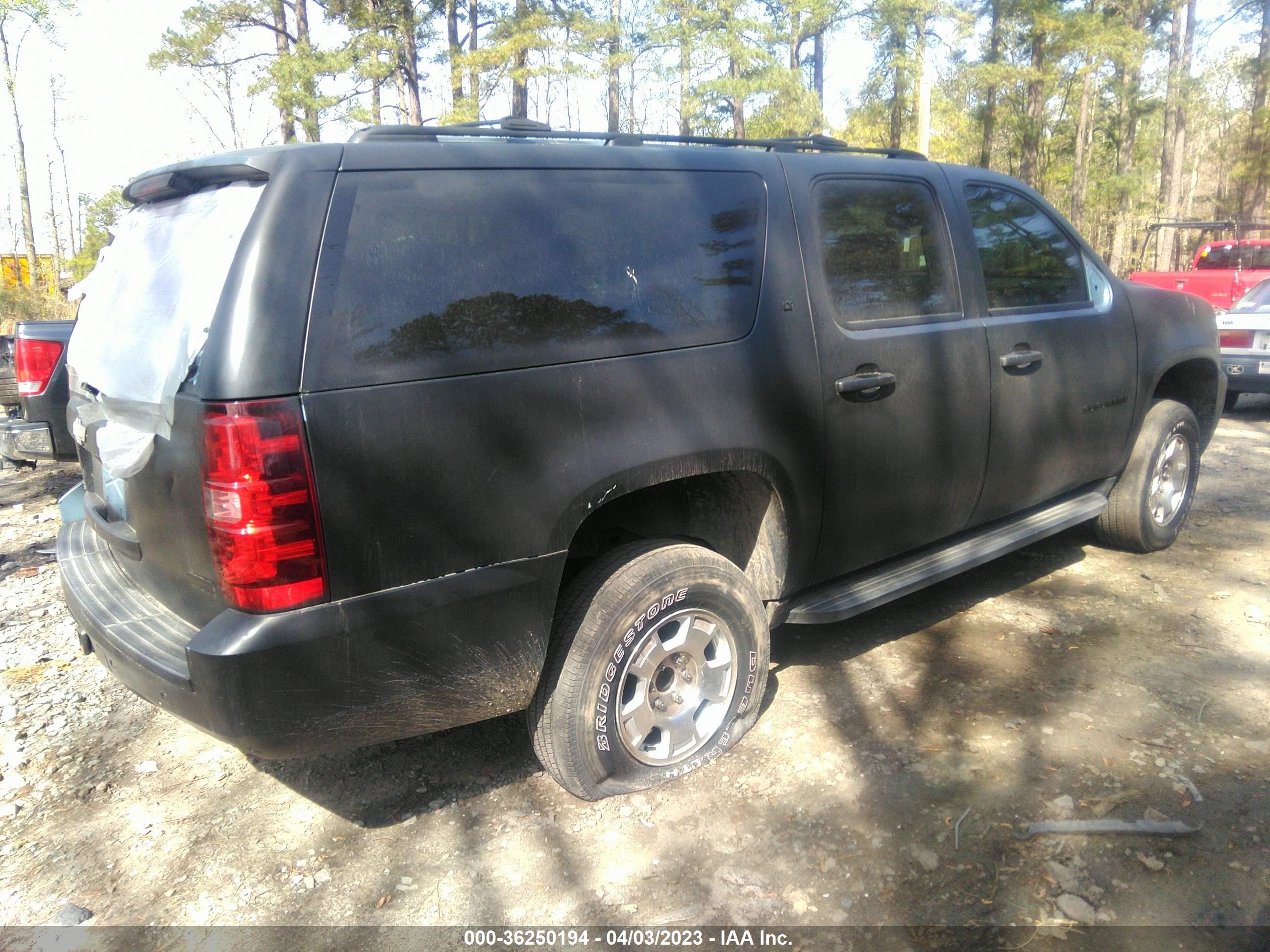 Photo 3 VIN: 1GNSKJE36BR254068 - CHEVROLET SUBURBAN 