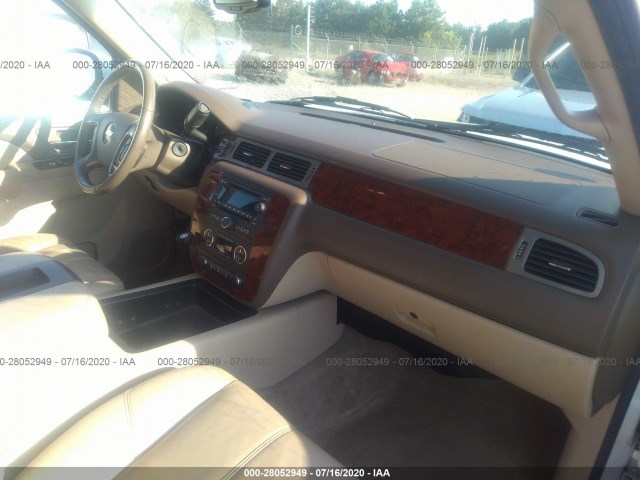 Photo 4 VIN: 1GNSKJE39BR147385 - CHEVROLET SUBURBAN 