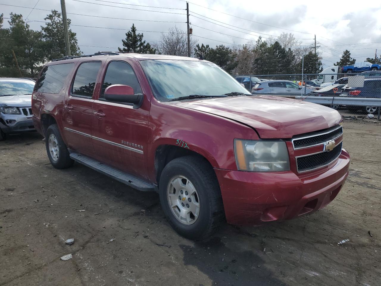 Photo 3 VIN: 1GNSKJE3XBR139036 - CHEVROLET SUBURBAN 