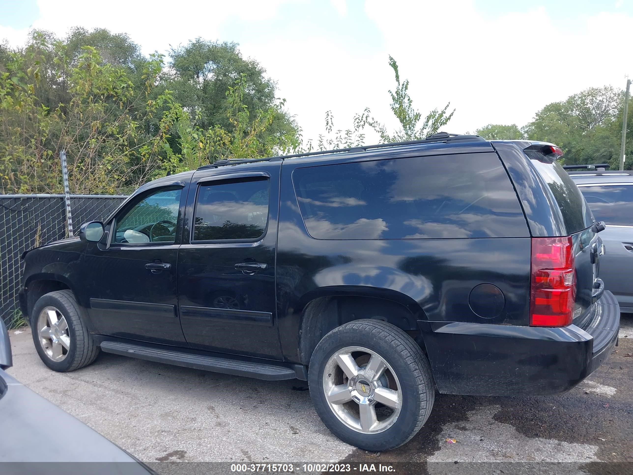 Photo 14 VIN: 1GNSKJE3XBR384581 - CHEVROLET SUBURBAN 