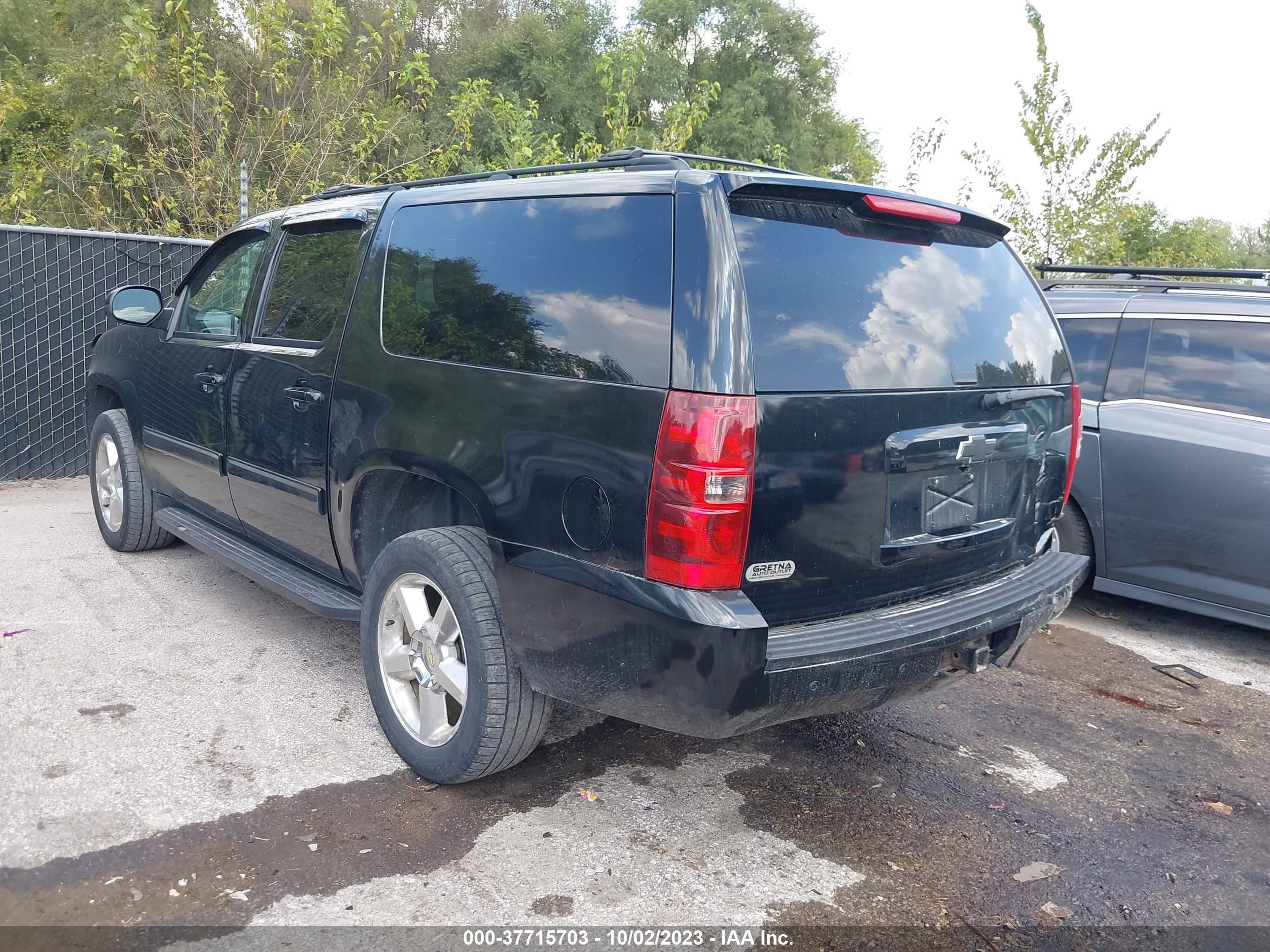 Photo 2 VIN: 1GNSKJE3XBR384581 - CHEVROLET SUBURBAN 