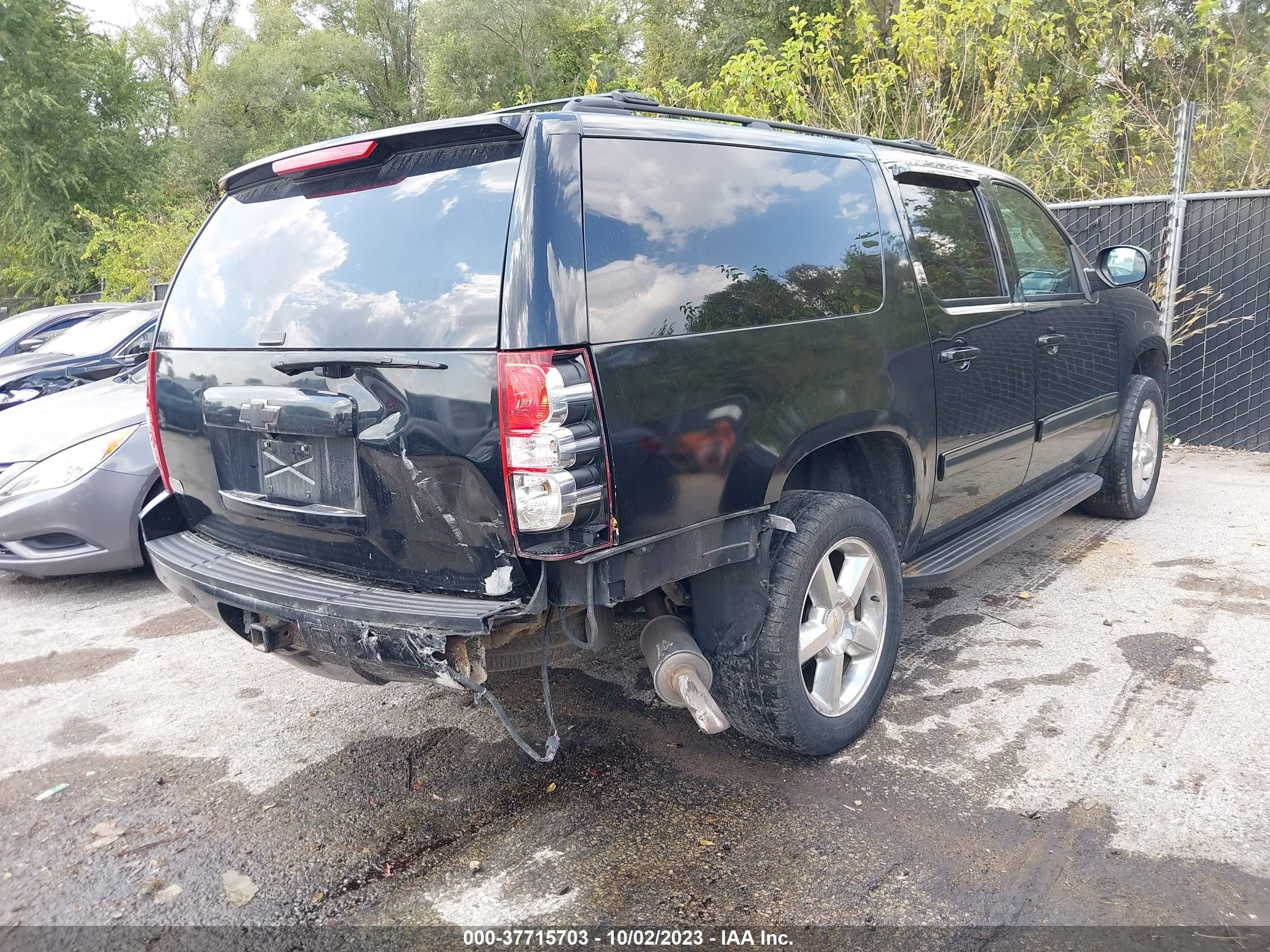 Photo 3 VIN: 1GNSKJE3XBR384581 - CHEVROLET SUBURBAN 