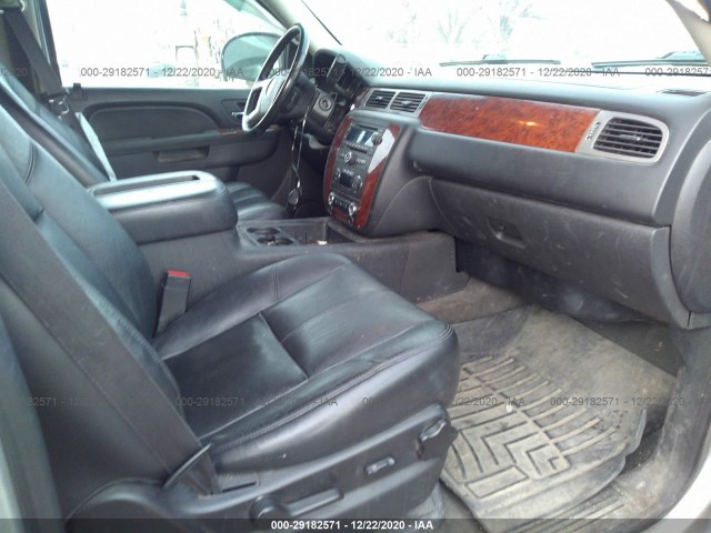 Photo 4 VIN: 1GNSKJE70CR216453 - CHEVROLET SUBURBAN 