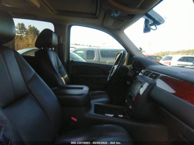 Photo 4 VIN: 1GNSKJE70CR225041 - CHEVROLET SUBURBAN 