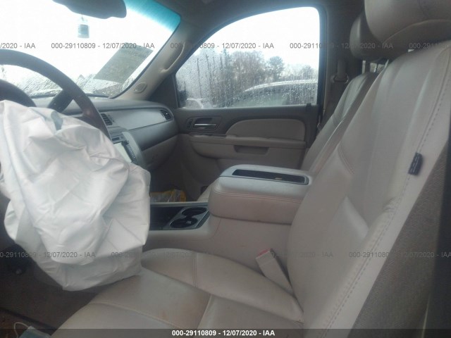 Photo 4 VIN: 1GNSKJE70CR276698 - CHEVROLET SUBURBAN 