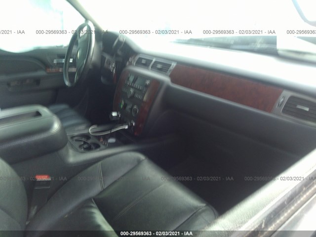 Photo 4 VIN: 1GNSKJE71CR168171 - CHEVROLET SUBURBAN 