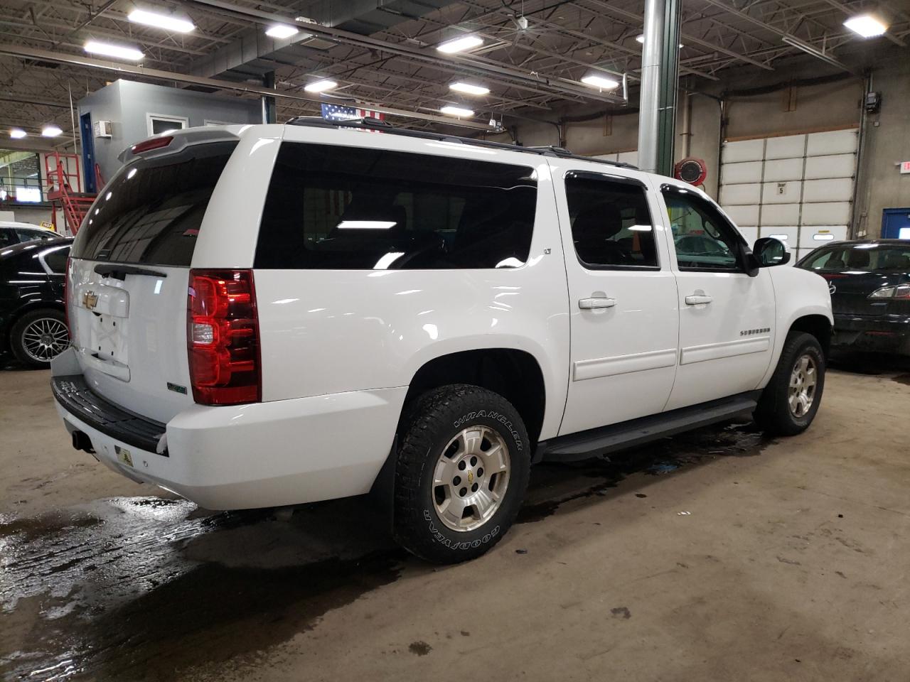 Photo 2 VIN: 1GNSKJE71CR291730 - CHEVROLET SUBURBAN 