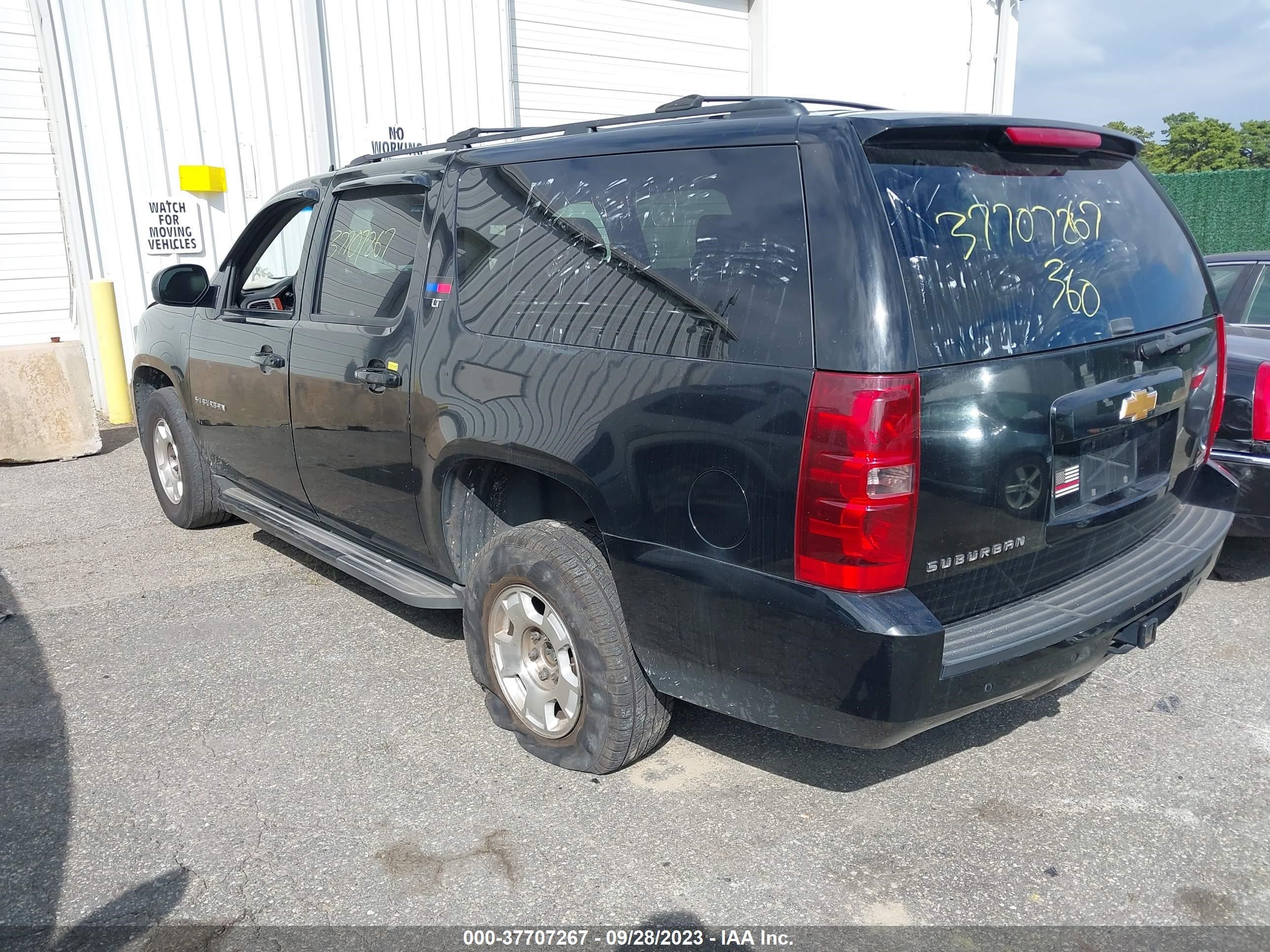 Photo 2 VIN: 1GNSKJE71DR115035 - CHEVROLET SUBURBAN 