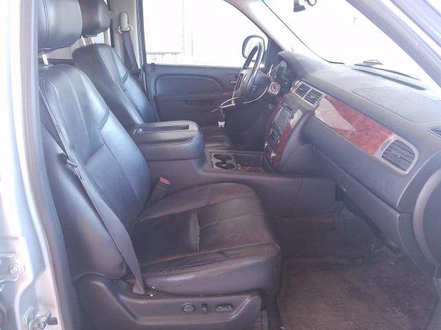 Photo 4 VIN: 1GNSKJE71DR236017 - CHEVROLET SUBURBAN 