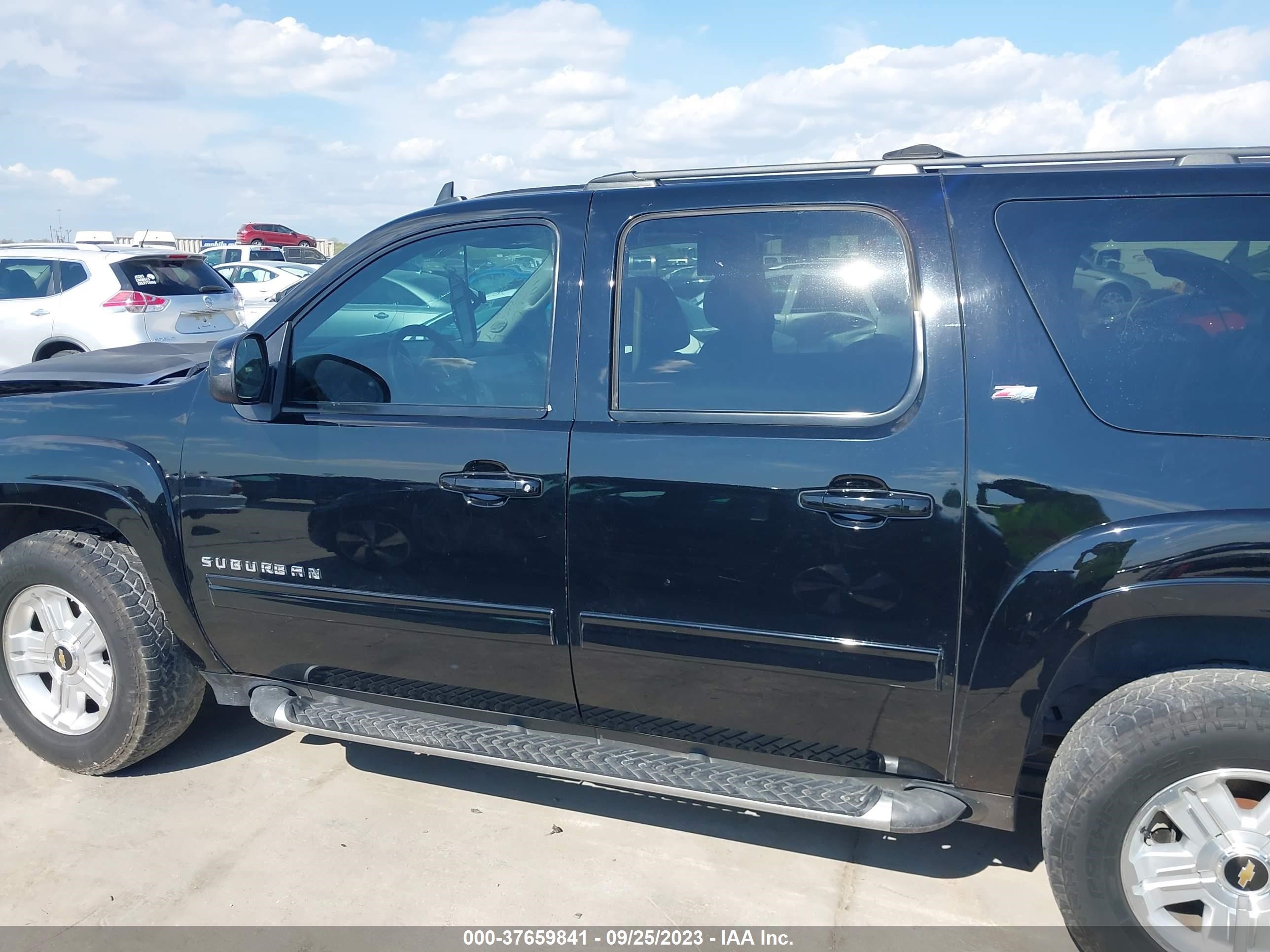 Photo 14 VIN: 1GNSKJE71DR365746 - CHEVROLET SUBURBAN 