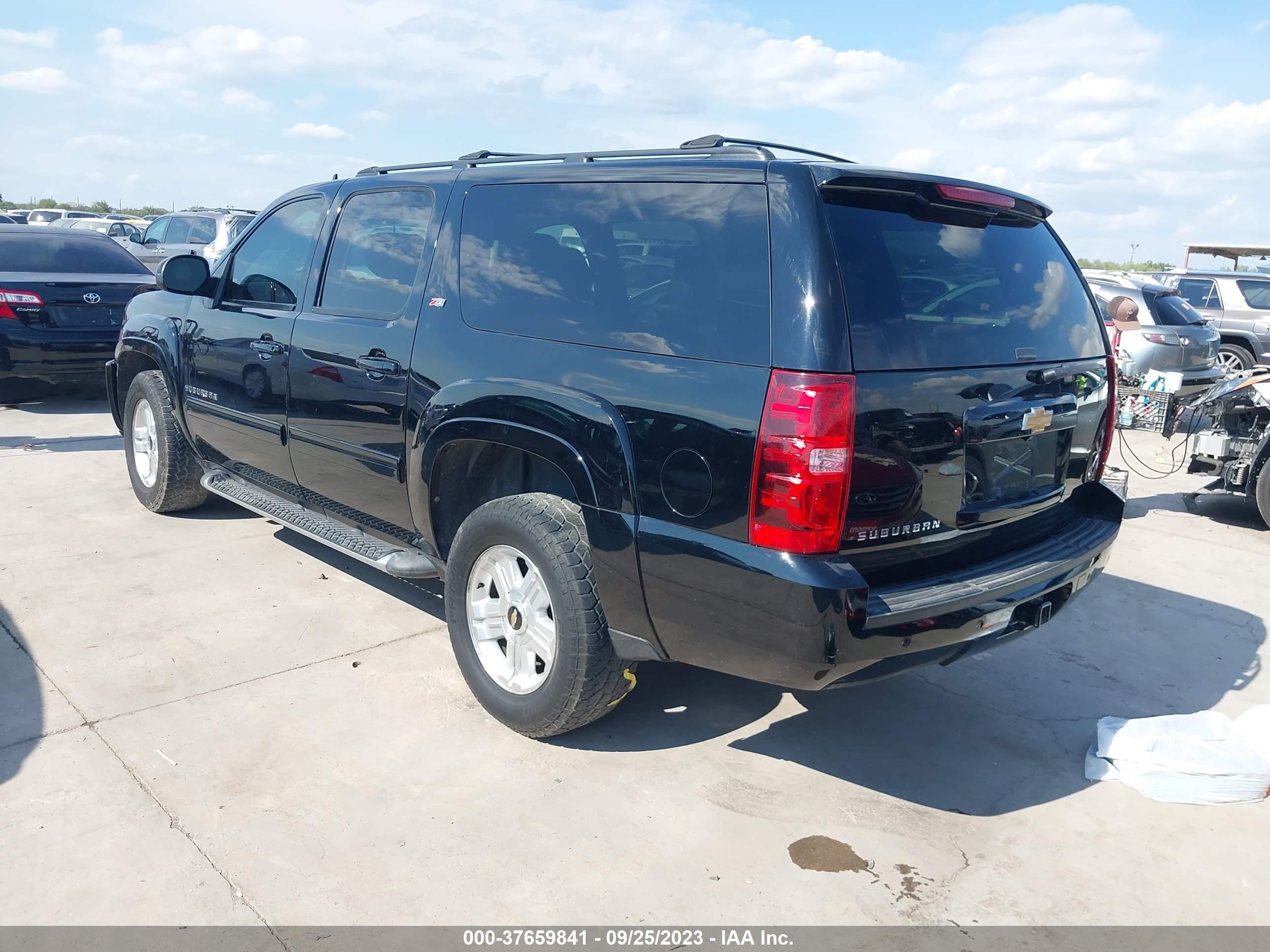 Photo 2 VIN: 1GNSKJE71DR365746 - CHEVROLET SUBURBAN 