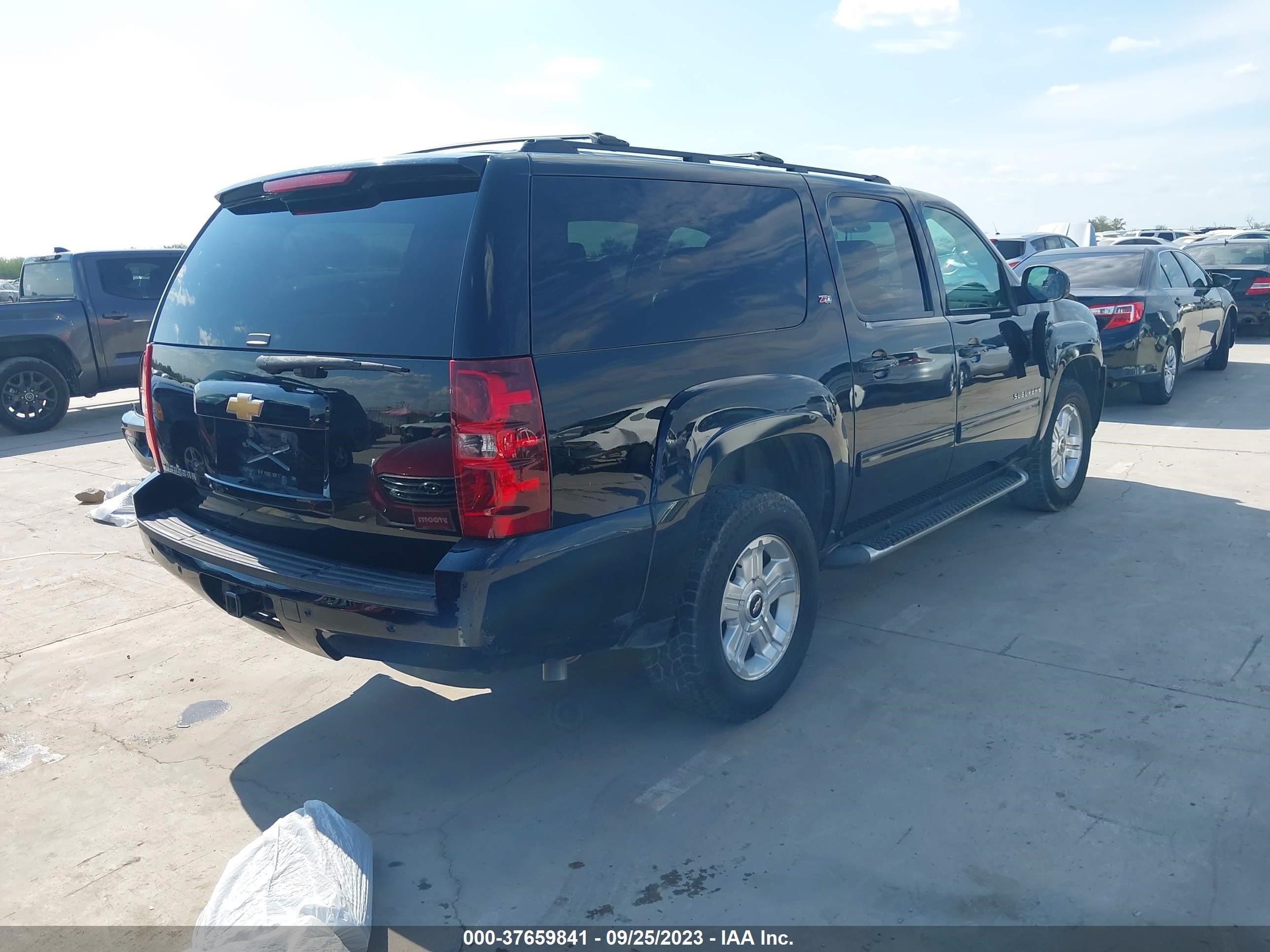 Photo 3 VIN: 1GNSKJE71DR365746 - CHEVROLET SUBURBAN 