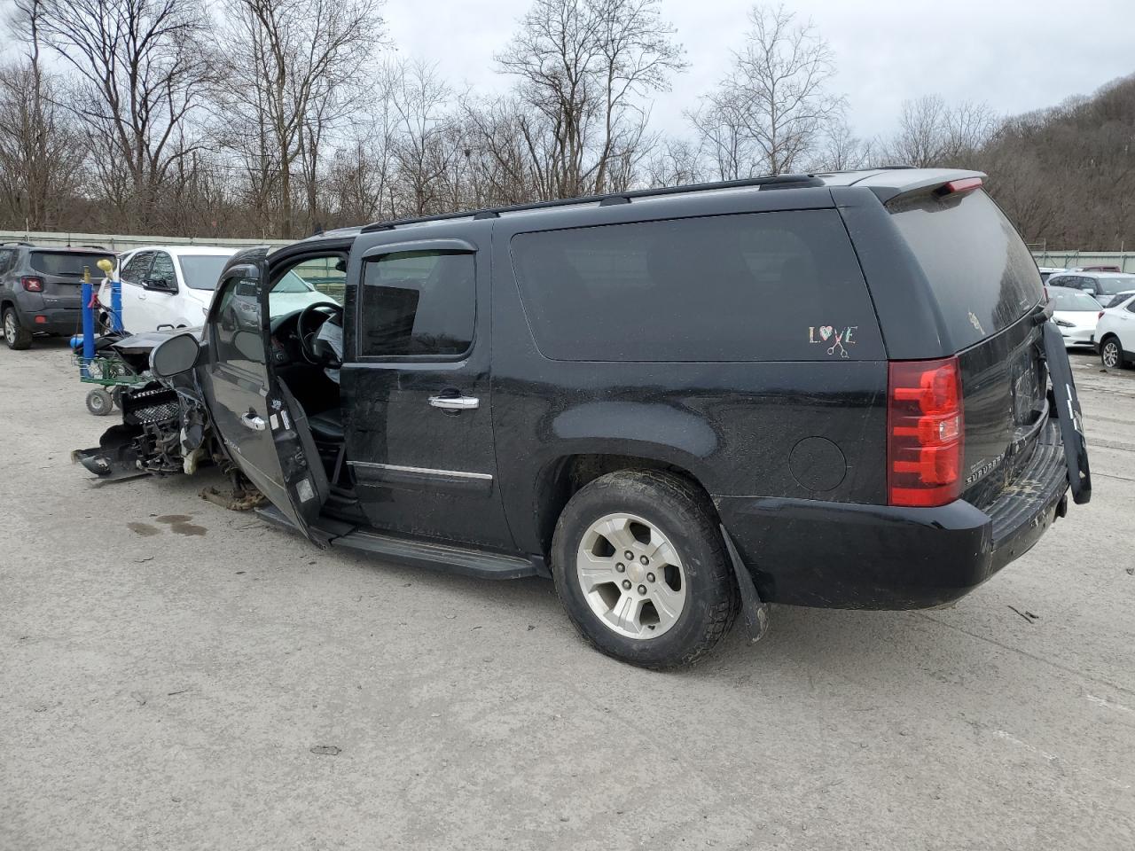 Photo 1 VIN: 1GNSKJE72DR168097 - CHEVROLET SUBURBAN 