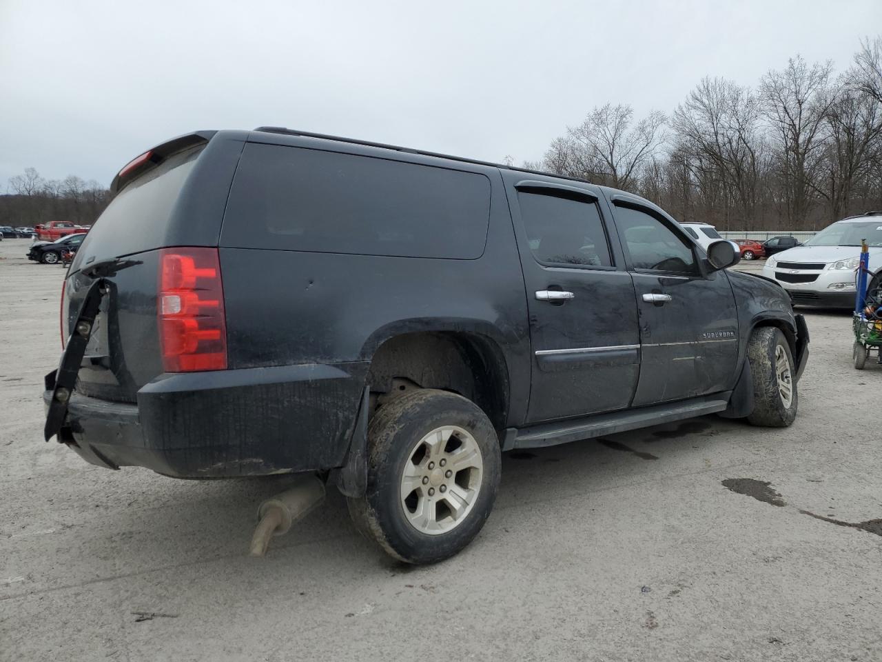 Photo 2 VIN: 1GNSKJE72DR168097 - CHEVROLET SUBURBAN 