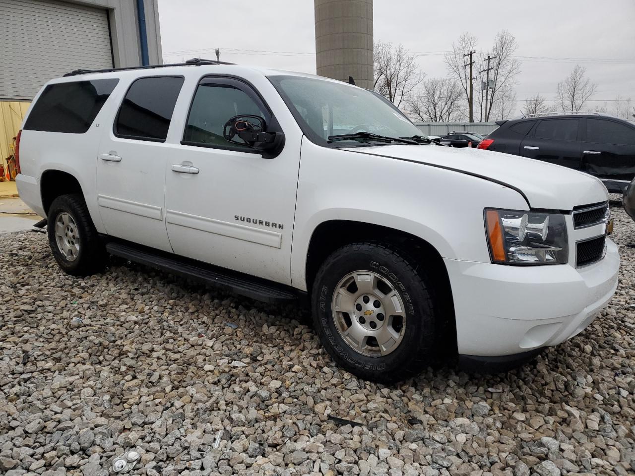 Photo 3 VIN: 1GNSKJE72DR307225 - CHEVROLET SUBURBAN 