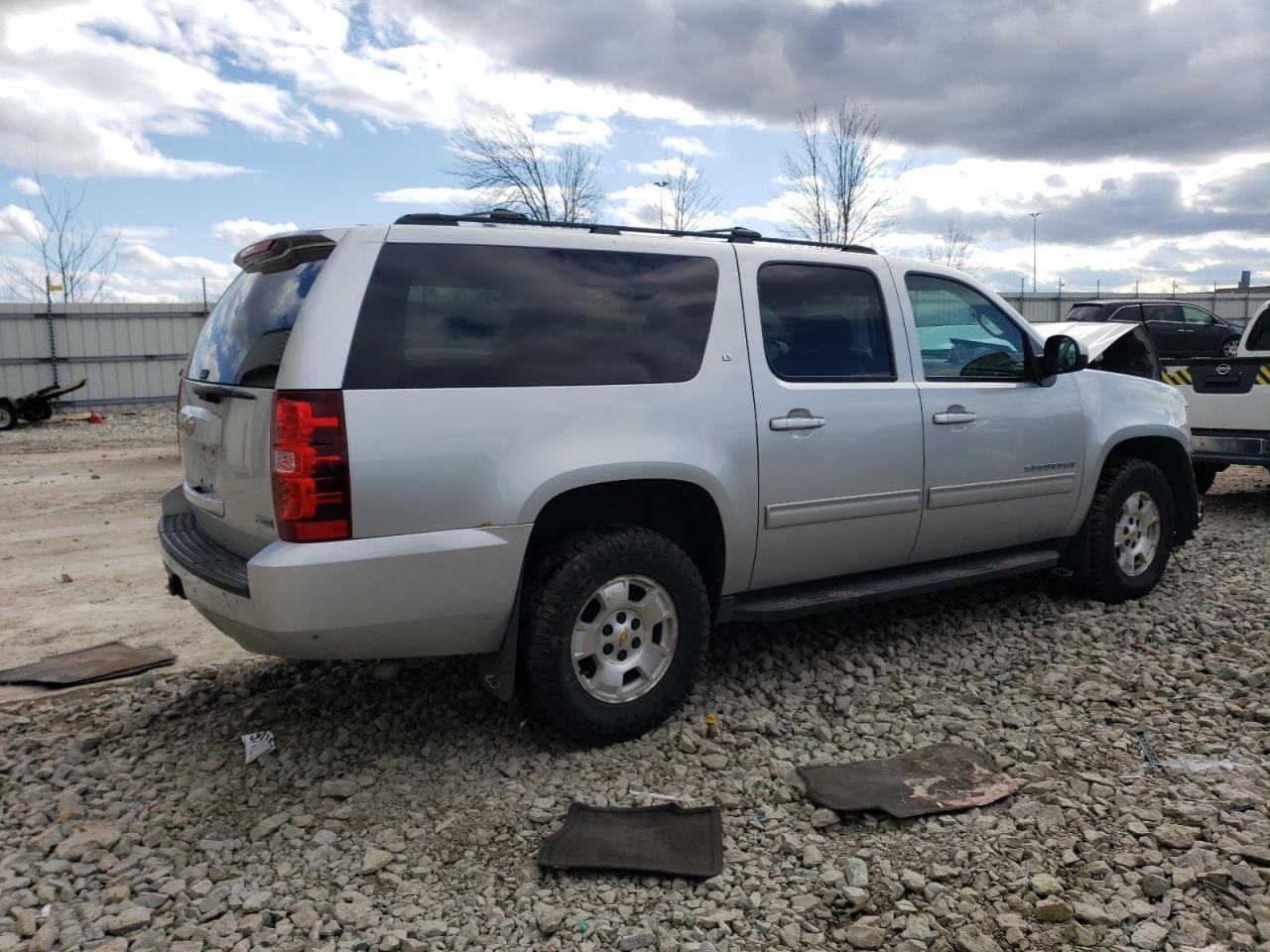 Photo 2 VIN: 1GNSKJE73CR163330 - CHEVROLET SUBURBAN 