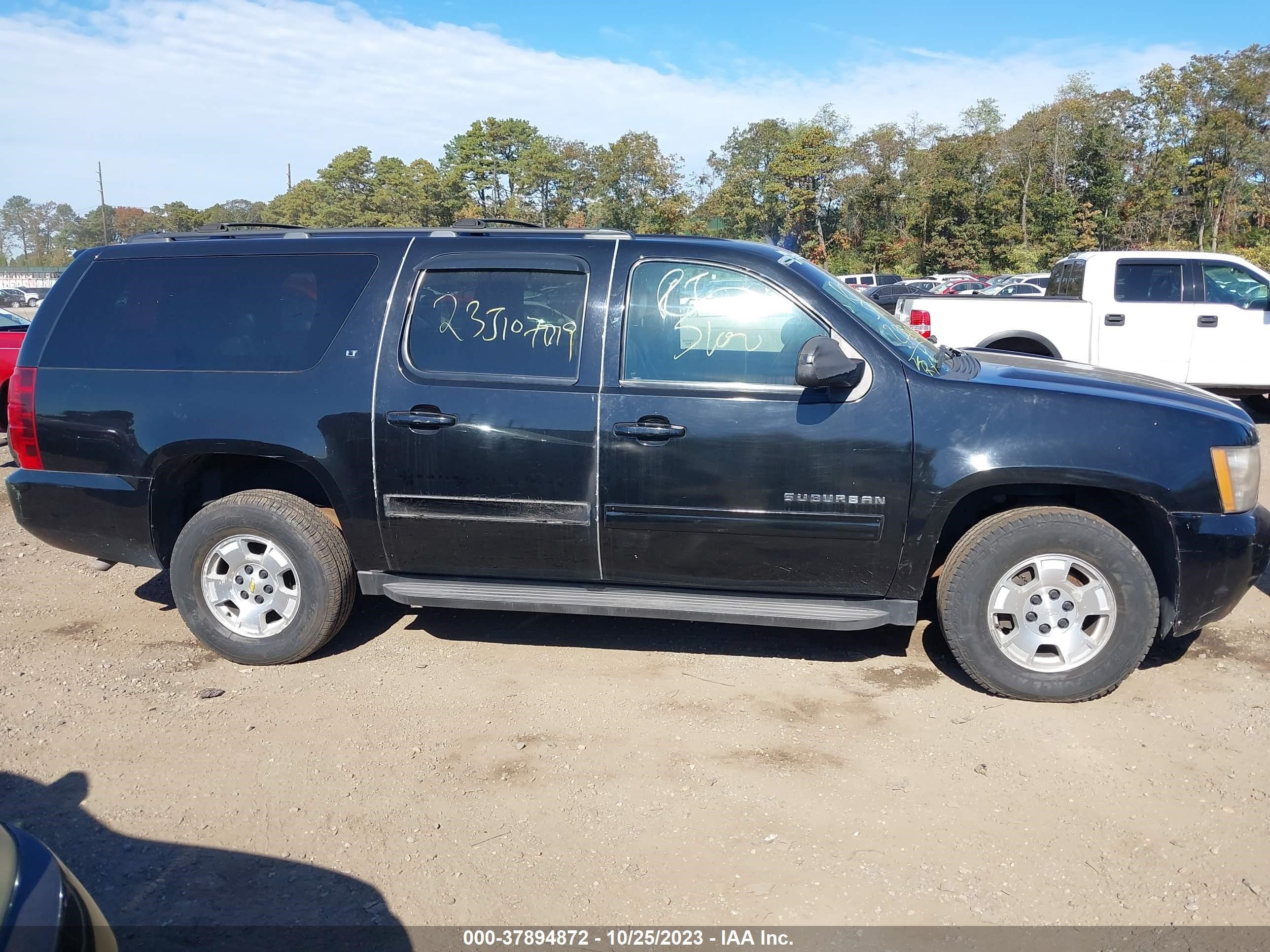 Photo 11 VIN: 1GNSKJE74DR330666 - CHEVROLET SUBURBAN 