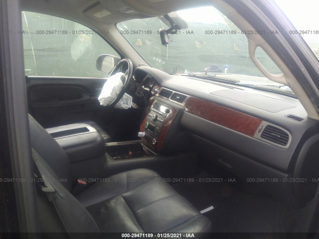 Photo 4 VIN: 1GNSKJE75DR333592 - CHEVROLET SUBURBAN 