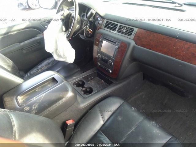 Photo 4 VIN: 1GNSKJE77DR312971 - CHEVROLET SUBURBAN 