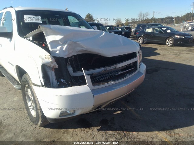 Photo 5 VIN: 1GNSKJE78CR128895 - CHEVROLET SUBURBAN 