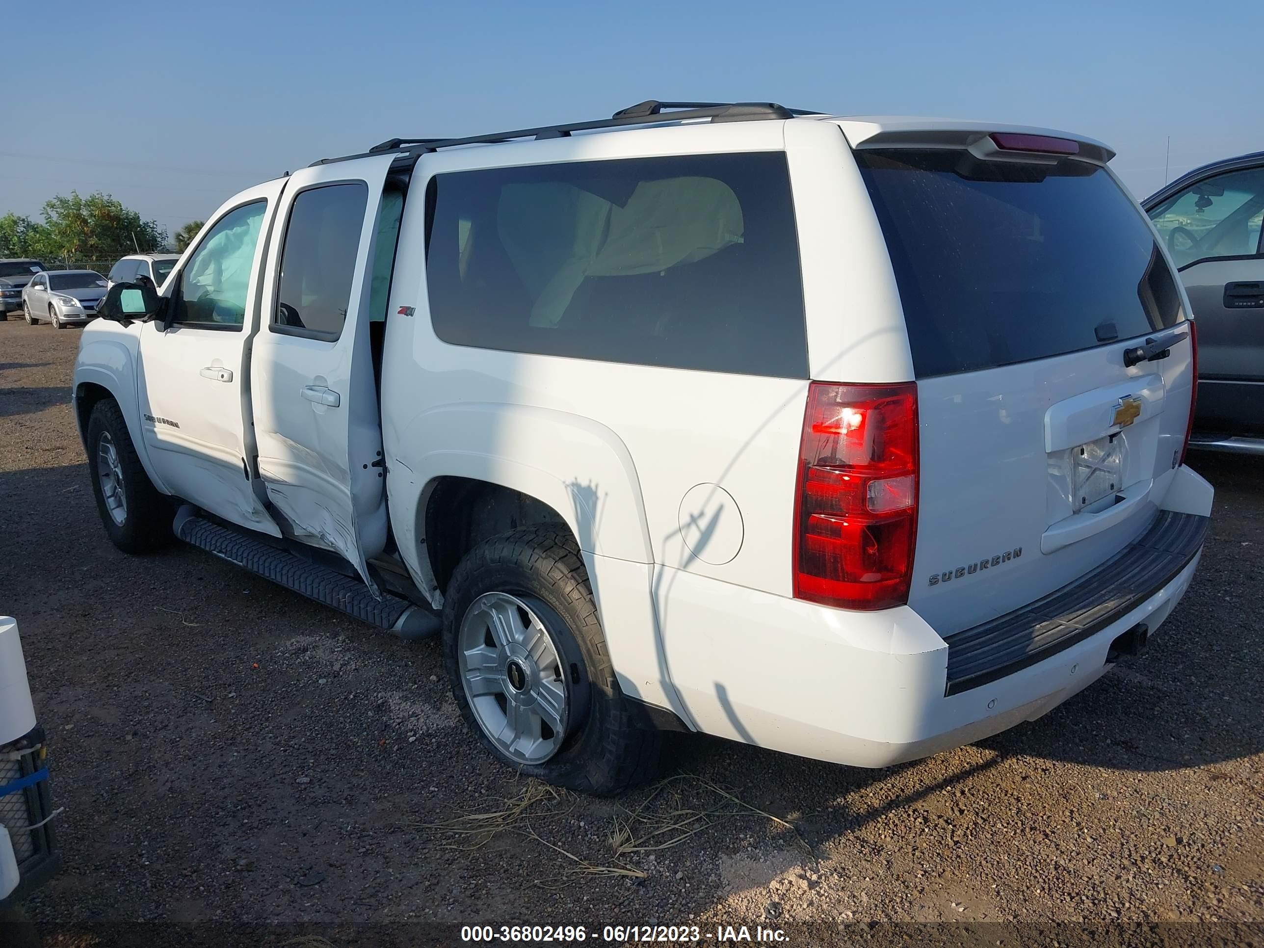 Photo 2 VIN: 1GNSKJE78DR255664 - CHEVROLET EXPRESS 