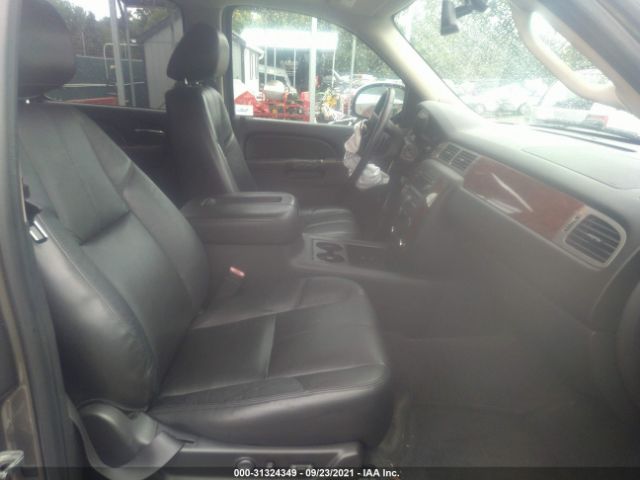 Photo 4 VIN: 1GNSKJE79DR104817 - CHEVROLET SUBURBAN 