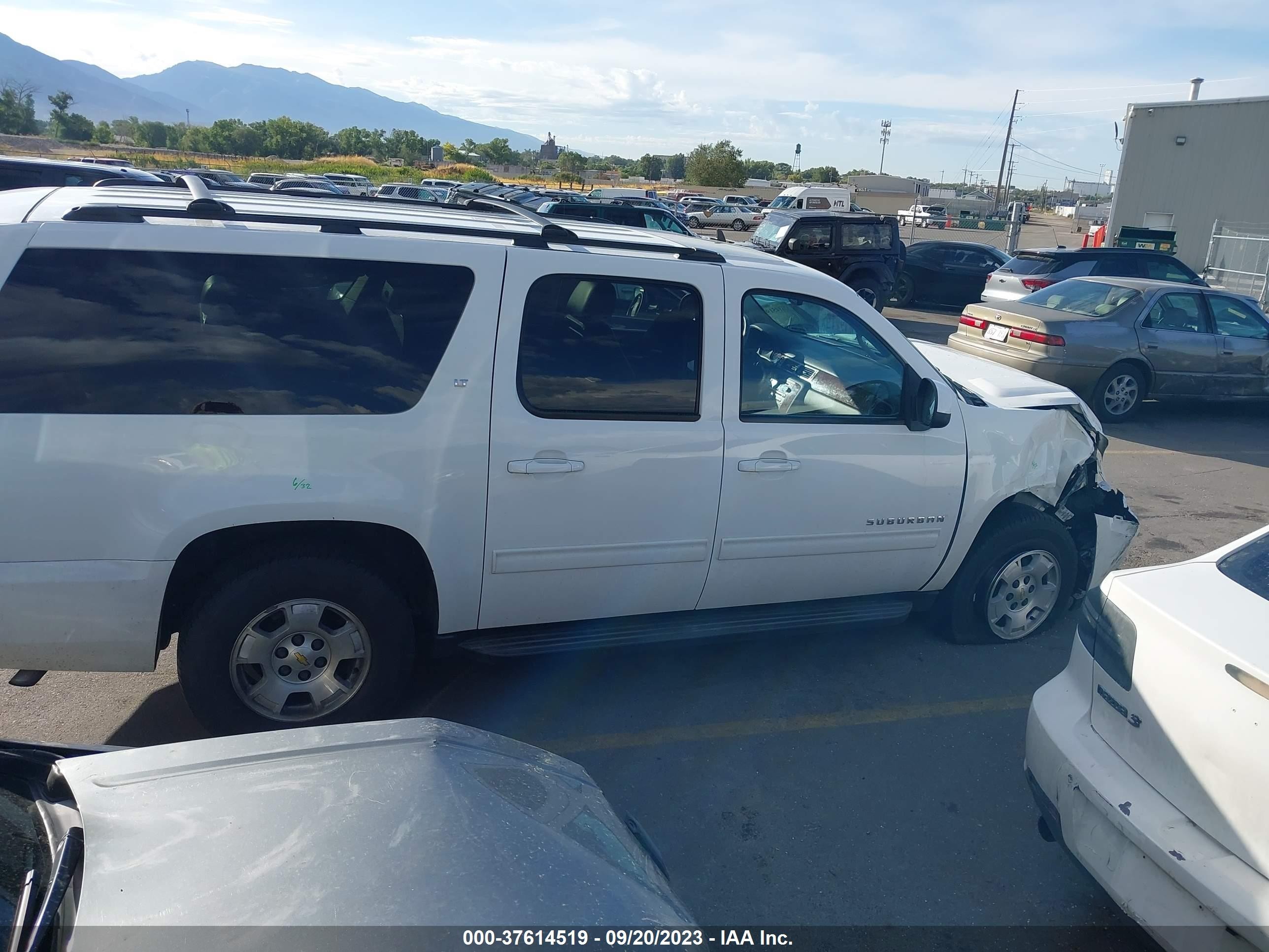 Photo 12 VIN: 1GNSKJE79ER224330 - CHEVROLET SUBURBAN 