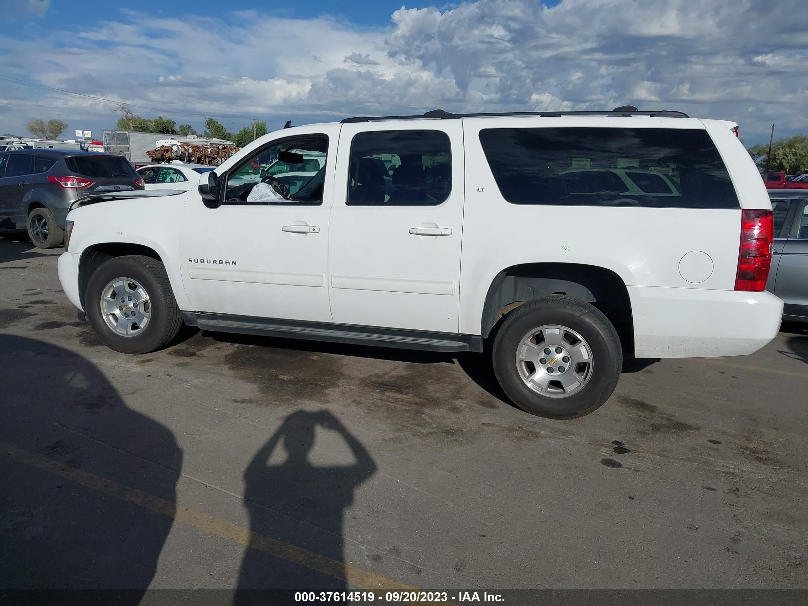 Photo 13 VIN: 1GNSKJE79ER224330 - CHEVROLET SUBURBAN 