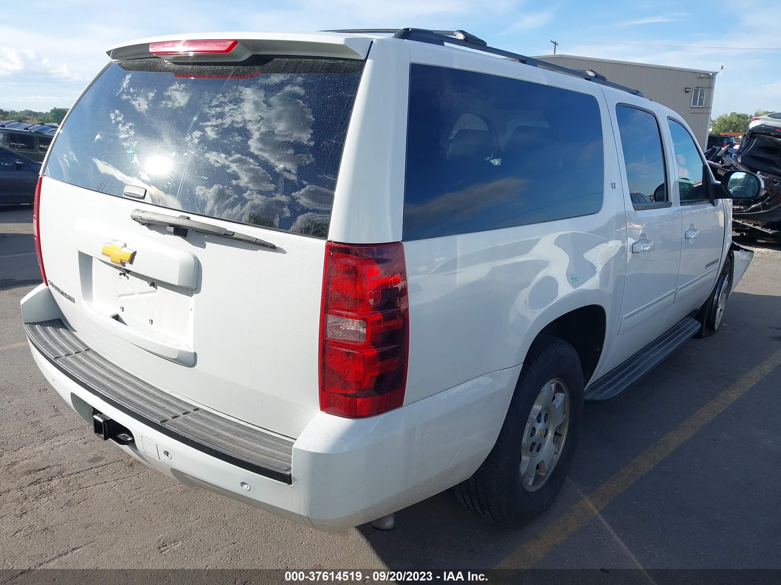 Photo 3 VIN: 1GNSKJE79ER224330 - CHEVROLET SUBURBAN 