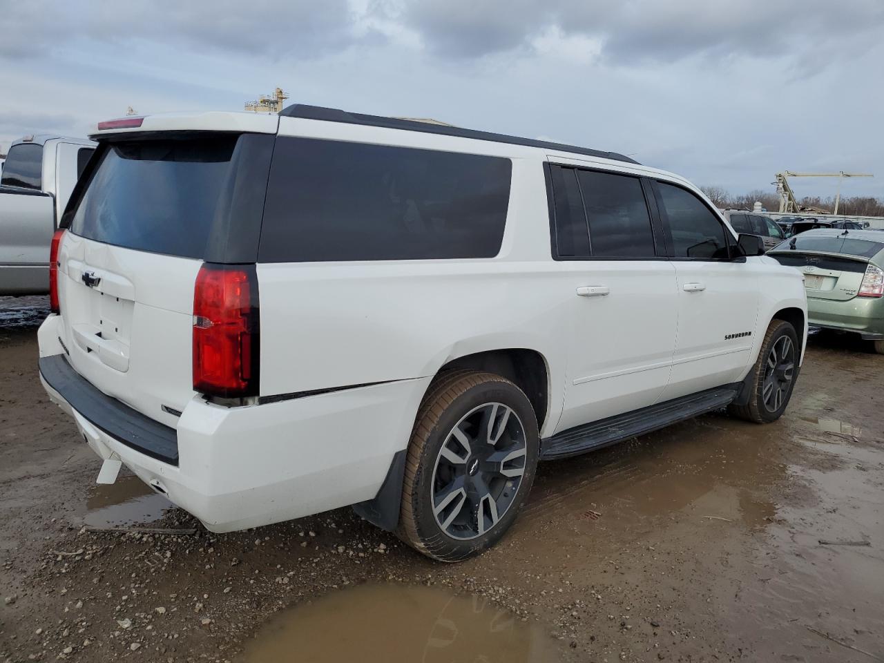 Photo 2 VIN: 1GNSKJKC2JR230594 - CHEVROLET SUBURBAN 