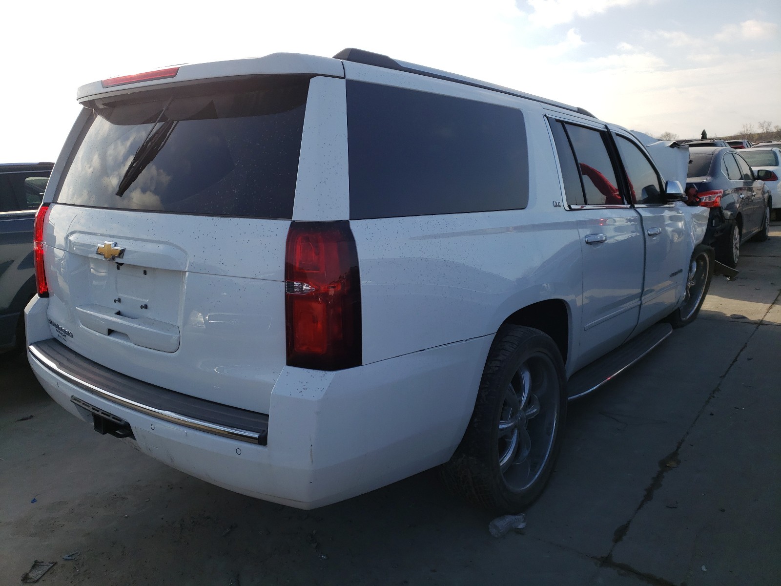 Photo 3 VIN: 1GNSKJKC4GR141893 - CHEVROLET SUBURBAN 