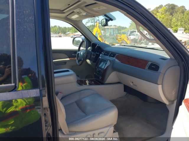 Photo 4 VIN: 1GNSKKE32BR182307 - CHEVROLET SUBURBAN 1500 