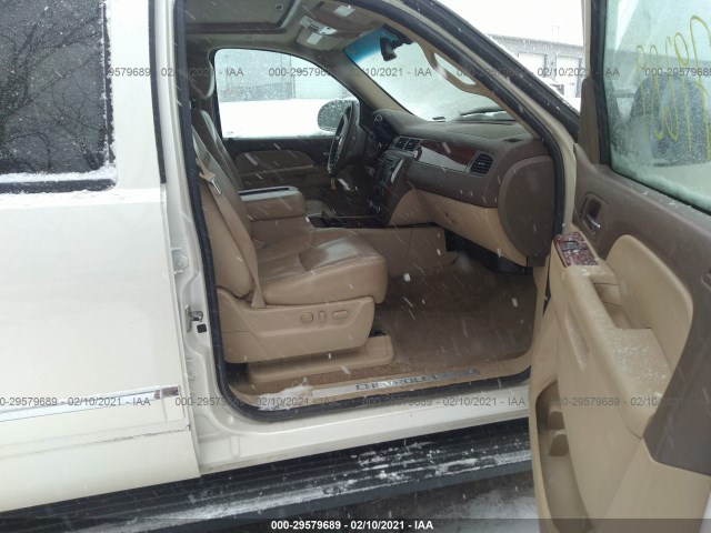 Photo 4 VIN: 1GNSKKE32BR226726 - CHEVROLET SUBURBAN 