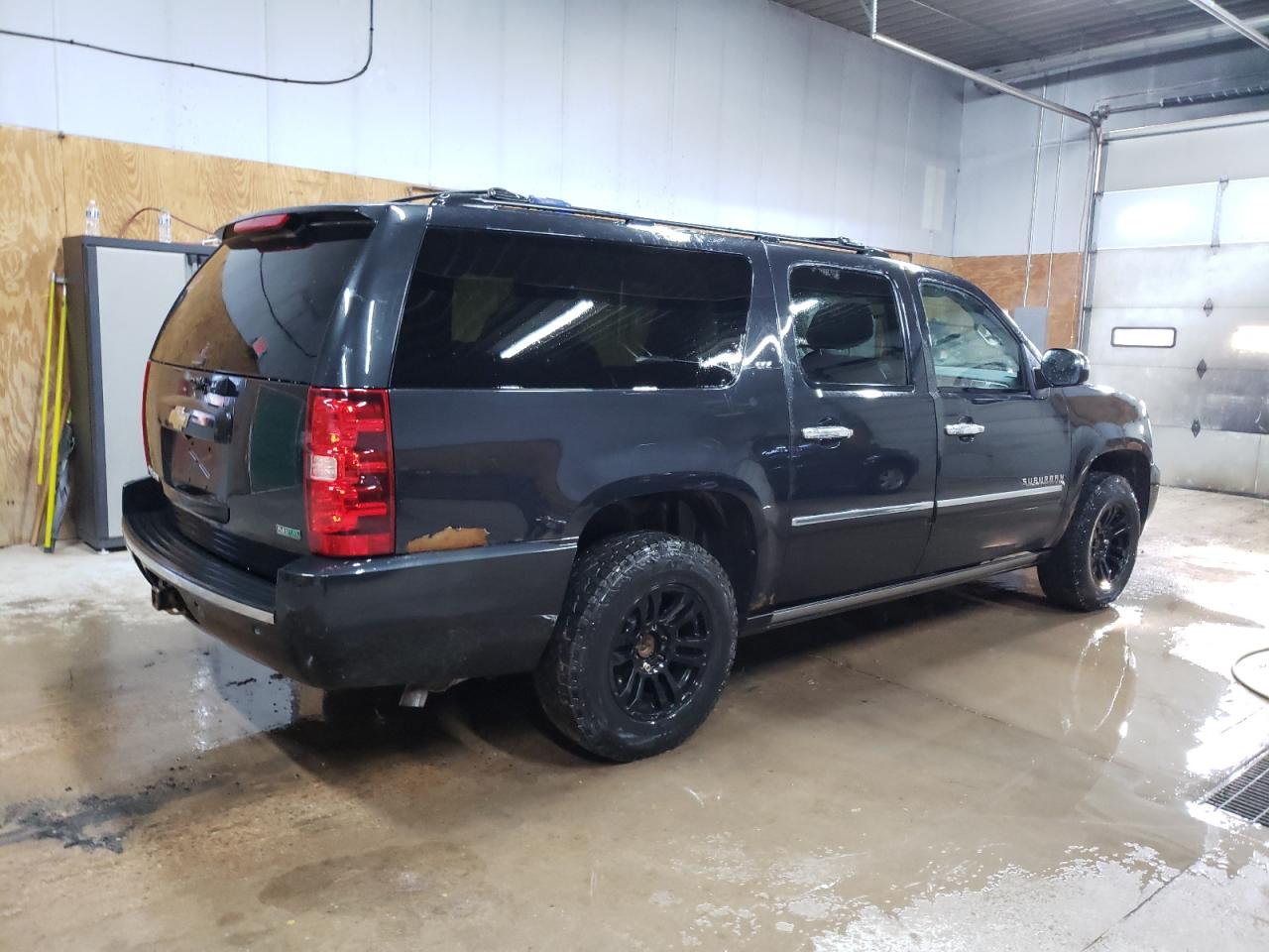 Photo 2 VIN: 1GNSKKE34BR378717 - CHEVROLET SUBURBAN 