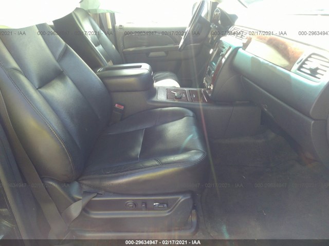 Photo 4 VIN: 1GNSKKE35BR348576 - CHEVROLET SUBURBAN 